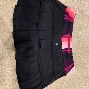NWOT lulu pace setter skirt sz 6, adorable and functional!